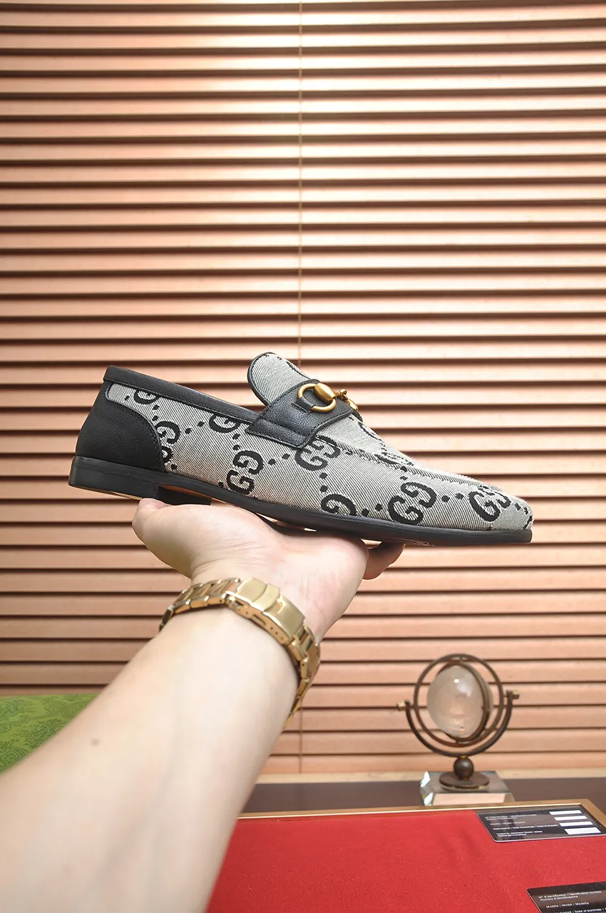 Men's shoes 💰600💶 Brand: GUCCI (Gucci) Standard size: Men's size 38/44 (45 can be customized) Grade: Same as the official website Original quality Material: Original cowhide Water-dyed cowhide lining Original rubber outsole Style category: Men's fashionable casual leather shoes Distinguished big-name luxury elements Top luxury Color: Actual picture